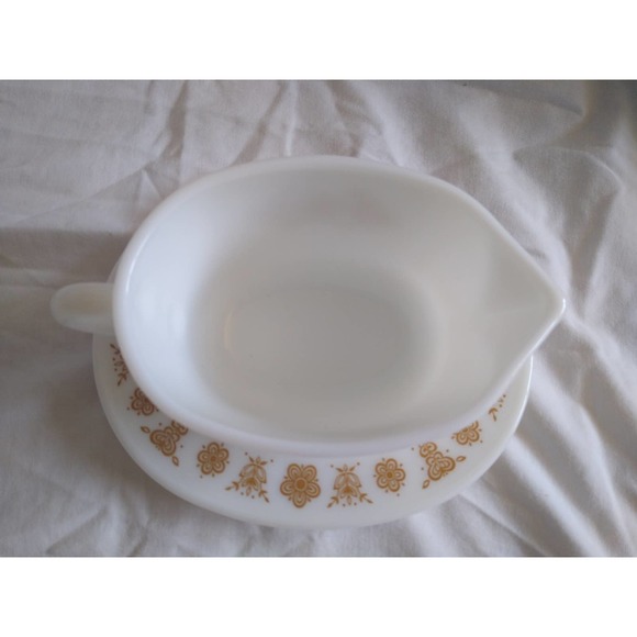 Pyrex butterfly gold gravy boat and saucer - Picture 5 of 8